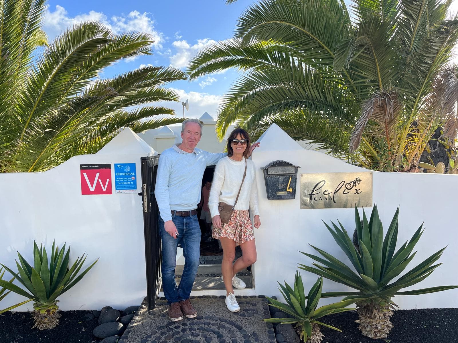 Anne et Christian devant l'entrée de la villa Casa Félix