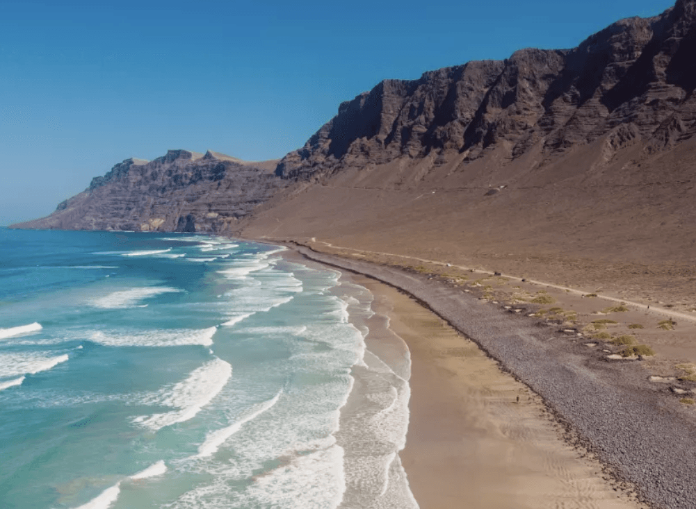Plage de Famara, falaise du Risco et océan