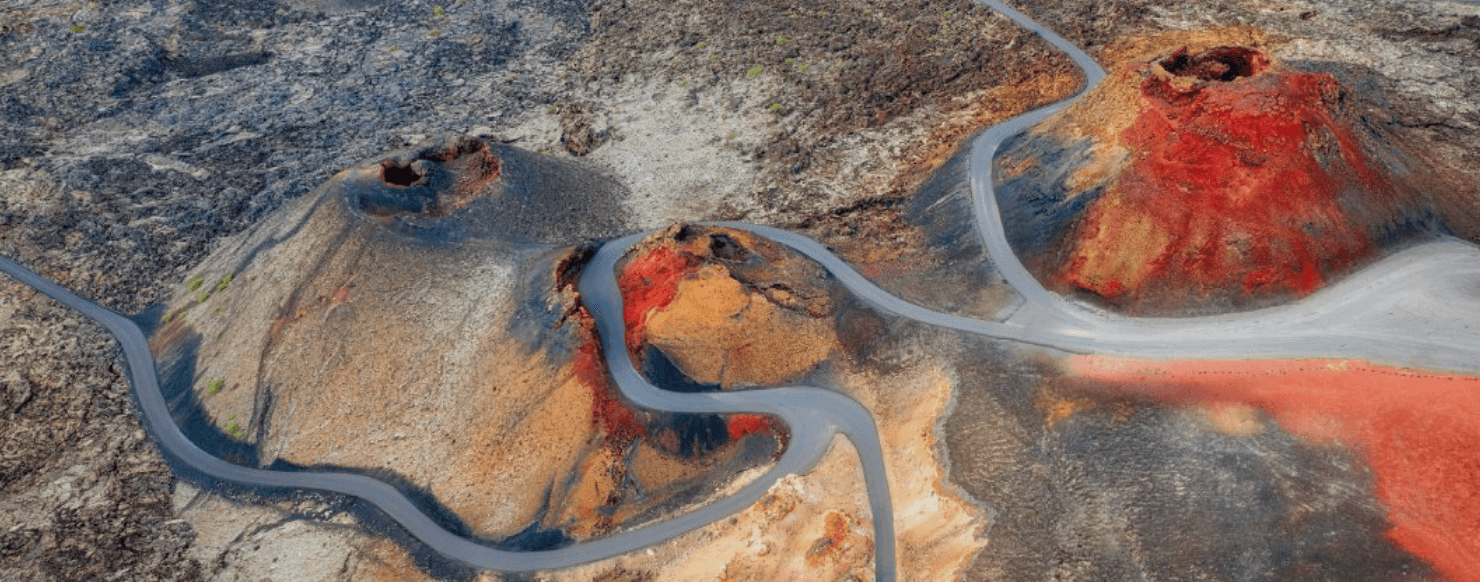 Paysage volcanique de Lanzarote, route sinueuse entre les cratères